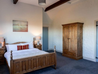 King Size Ensuite Bedroom (upstairs)