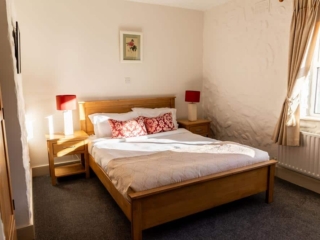 King bedroom (downstairs)